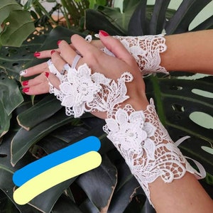 Pair of wedding Lace gloves,natural white, ivory colour,for bride,lave glove wedding accessories,for white dressz bracelet,3d flower