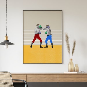 Peut inclure: Une illustration de style vintage de deux boxeurs dans un ring de boxe. Les boxeurs portent des shorts et des gants rouges et bleus. L'arri&egrave;re-plan est jaune avec des lignes blanches.