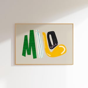 Op de afbeelding: Abstracte kunstprint met de letters "MIO" in gedurfde, kleurrijke vormen. De "M" is groen met een rasterpatroon, de "I" is een witte fles met blauwe strepen en de "O" is een gele vorm met een zwart element en een paarse krabbel.