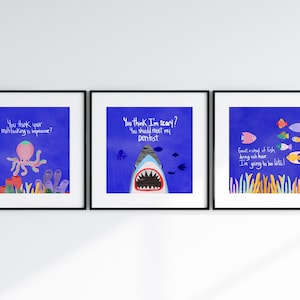 以下が含まれることがあります： 青い背景と海の生き物を描いた3つの額縁入りイラスト。最初のイラストは、タコが描かれており、「あなたのマルチタスクは印象的ですか？」というテキストが書かれています。2番目のイラストは、サメが描かれており、「私は怖いですか？私の歯科医に会ってみるべきです。」というテキストが書かれています。3番目のイラストは、魚の群れが描かれており、「ラッシュアワーに魚の群れを数えてください。遅刻します！」というテキストが書かれています。