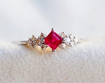 Anello con rubino taglio principessa Anello di fidanzamento con accento di diamante rubino in oro 14 carati Anello con promessa di San Valentino con rubino Anello di anniversario con rubino a forma quadrata Regalo per lei.