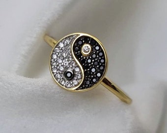 Yin Yang Peace Ring 14K Minimalist Peace Sing Ring Black & White Gemstone Pave Setting Disc Ring Women Dianty daily Worn Round Shape Ring.