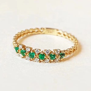Natural Emerald Band Ring 14K Art Deco Diamond Eternity Wedding Ring Women Dainty Emerald Diamond Vintage Anniversary Ring Unique Shank Ring