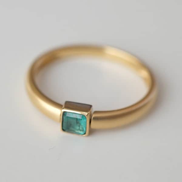 Anillo esmeralda natural 14K Forma cuadrada Anillo esmeralda Satin Acabado Anillo de compromiso Esmeralda Ajuste de bisel Anillo esmeralda Puede Piedra de nacimiento Anillo 14K Anillo