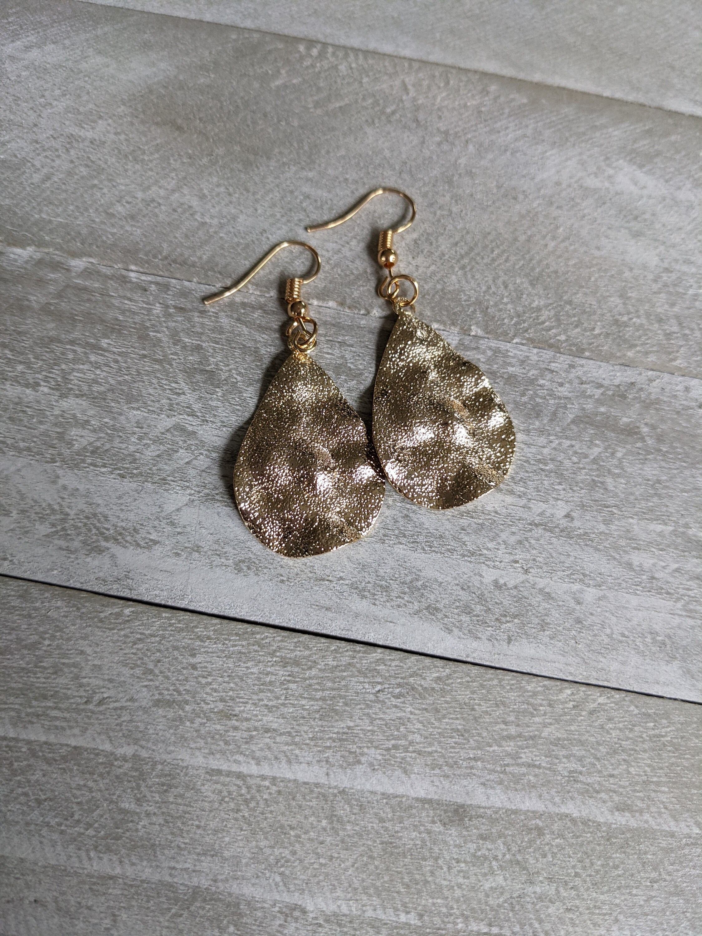 Pendientes Colgantes de Hoja en Metal Texturizado