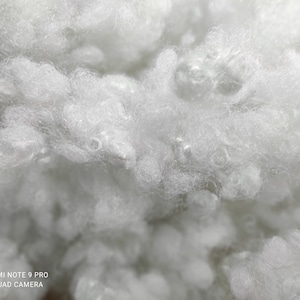 Synthetische Flauschfüllung aus Polyester 500 Gramm - Füllstoff für Polstereinsatz - Füllstoff für Kissen. Künstlicher Daunenbezug für Kissenbezüge