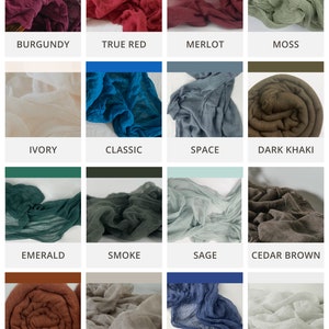Könnte beinhalten: Eine Sammlung drapierter Stoffmuster in verschiedenen Farben, darunter Burgunder, Echtrot, Merlot, Moos, Elfenbein, Classic Blau, Space Grau, Dunkelkhaki, Smaragd, Rauch, Salbei, Zedernbraun, Dunkelrost, Sandgrau, Dunkeldenim und Wolkengrau. Jedes Muster ist mit seinem Farbnamen beschriftet.