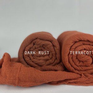 K&ouml;nnte beinhalten: Zwei Stoffrollen in Oranget&ouml;nen, beschriftet mit "Dark Rust" und "Terracotta".