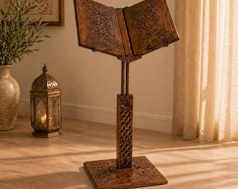 Suporte de madeira entalhada com caligrafia ajustável em altura, ideal para leitura de livros como Alcorão, Bíblia e Torá.