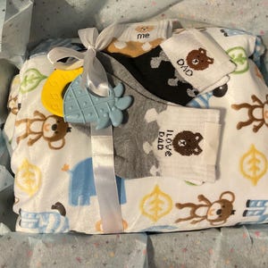 Cesta de regalo con manta para bebé niño. Manta de regalo para bebé recién nacido, calcetines, mordedor, disco de anuncio de madera.