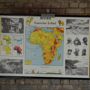 Afrika: Original Vintage 1960er Deutsche große Schulwandkarte Lehrkarte Karte Afrika Kontinent Druck Völker Tier Löwe Illustration