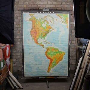 Grande mappa murale fisica degli anni '60 delle Americhe: poster educativo tedesco vintage originale carta da parati della scuola roll down stampa antica