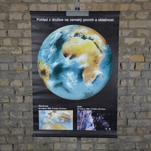 Vroege satellietweergave van de aarde, astronomie: originele vintage jaren 1980 Tsjechische educatieve poster school wandkaart print ruimte wetenschap radar