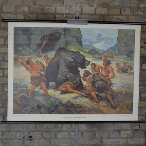 Les gens de l'âge de pierre chassant l'ours des cavernes : affiche éducative originale allemande des années 1950, tableau mural scolaire, archéologie histoire fer de lance de l'ère glaciaire