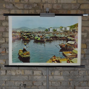 Casas flotantes en Hong Kong, HK: póster de la escuela educativa alemana vintage original de la década de 1960, gráfico de pared, impresión en color, fotografía Kowloon Bay