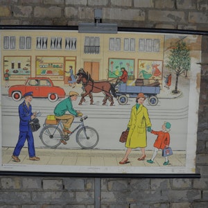 Dans la ville, la circulation, le vélo : tableau mural original de l'école est-allemande des années 1950, affiche éducative, voitures, illustration mignonne, impression MCM pour enfants.