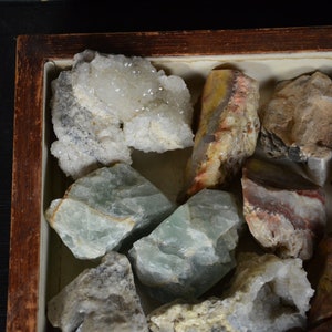 Kolekcja edukacyjna z zakresu geologii antycznej: oryginalne pudełko z okazami z uniwersytetu europejskiego z lat 20. XX wieku, skały, kryształy, próbki do nauczania, minerały, zabytkowe