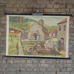 Monastère médiéval européen, moines: original vintage 1950s affiche éducative allemande carte murale de l’école rouleau bas imprimé chapelle de jardinage