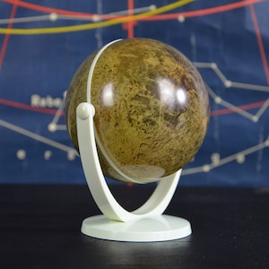 Kleiner wissenschaftlicher MondKugel: Original Vintage Lehrwerk Deutsche Astronomie Astrologie Mond Weltraumerkundung Star Nachthimmel Academia 1990er Jahre