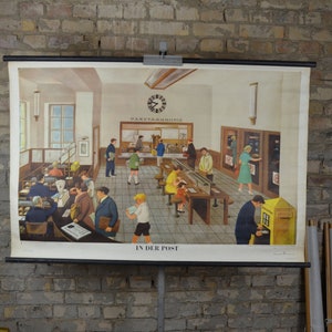 All'ufficio postale: poster scolastico tedesco originale vintage degli anni '50, grafico a muro, illustrazione, pacchi, lettere, servizio postale, posta MCM