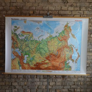 Grande mappa del 1990 dell'Asia settentrionale: originale vintage tedesco poster topografico rotolare giù scuola wall chart continente geografia Russia Siberia