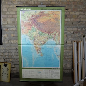 Mappa topografica dell'India, dell'Asia centrale: grande poster educativo originale vintage degli anni '70 arrotolabile sulla carta geografica del continente della scuola