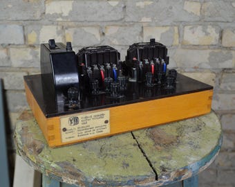 Interruptor de relé térmico, modelo educativo vintage: material didáctico original checo de la década de 1950 para el aula de ingeniería de electricistas universitarios. Modelo de circuito.