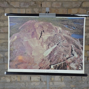 Iron Ore Mine in der Nähe von Jamestown, ON, Ontario, Kanada: Original Vintage 1970er Jahre Lehrposter Schule Wandkarte Fotodruck offen gegossen