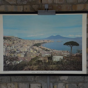 Bucht von Neapel, Neapel, Italien: original Vintage 1960er Jahre Deutsches Bildungsposter Schulwandkarte Rolldruck Foto Mediterran MCM