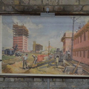 Baustelle, Arbeiter: original vintage 1950er Jahre Poster Schulwandkarte Sozialismus Czech Print Propaganda Kommunismus Blöcke ČSSR