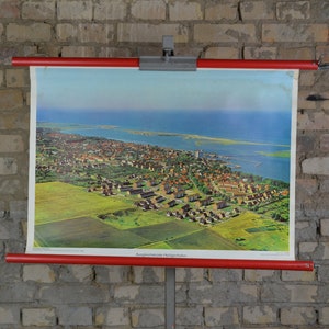 Graduierte Küstenlandschaft in Heiligenhafen, Norddeutschland: 1960er Jahre Original Schulposter Schleswig-Holstein Küste