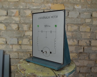 Placa de circuito de motor eléctrico, modelo educativo vintage: material didáctico original checo de la década de 1950 para el aula de ingeniería de electricistas universitarios.