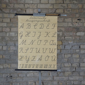 Latein Alphabet, Deutsche Sprache: original vintage 1950er Jahre kleine Schulwandkarte Lehrposter Roll down ABC Rechtschreibbuchstaben Typografie