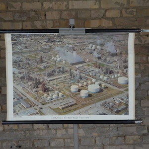 Raffinerie Baton-Rouge, Louisiana: original vintage 1970er Jahre Lehrposter Schule Wandkarte Roll down Druck USA Luftbild petrol