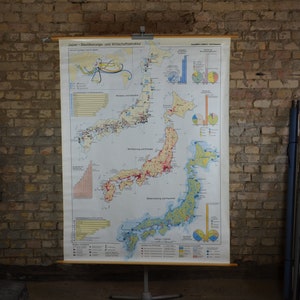 Giappone, demografia ed economia, mappa scolastica degli anni '80: grande poster topografico originale tedesco degli anni '60, carta da parati scolastica arrotolabile con informazioni geografiche