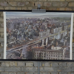 Berlin 1945, Zerstörte Stadt: original 1950er Jahre deutsches politisches Bildungsplakat Schulwandkarte Bomben nach dem Zweiten Weltkrieg Luftangriff auf Deutschland