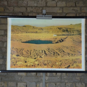 Vulkankrater, Marrahgebirge, Afrika: Original Vintage 1970er Jahre Lehrposter Schule Wandkarte Roll down Druck Sahara Wüste