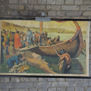 Vichinghi che saccheggiano l'entroterra: originale antica mappa murale scolastica tedesca degli anni '20, storia, archeologia, Medioevo, stampa, storia, barca, Scandinavia