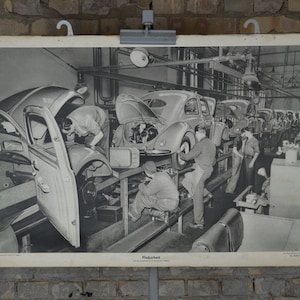 Volkswagen, chaîne de montage de coccinelles VW: original vintage 1940s graphique mural de l’école allemande affiche éducative voitures imprimer Brezelkäfer Wolfsburg