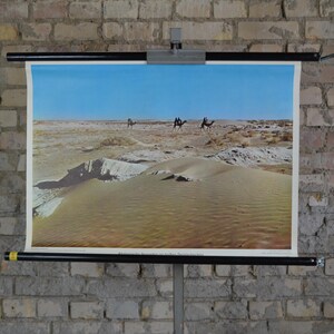 Nomaden in der Sistan-Wüste, Afghanistan: 1970er Jahre Lehrtafel Schulwandkarte mit Kamelen als Rollbild