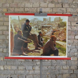 Zerstörtes Agadir nach dem Erdebeben 1960, Marokko: original vintage 1970s Schulwandkarte Schulposter Ruinen