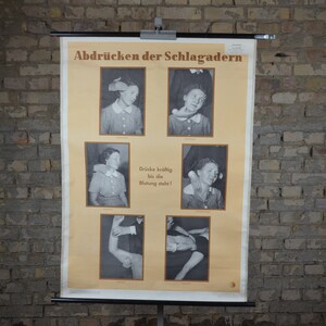 Stop Bleeding, Erste Hilfe: Original Vintage 1950er Jahre Lehrposter Schule Wandkarte Druck Rettungssanitäter Krankenwagen Auto