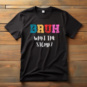 Könnte beinhalten: Schwarzes T-Shirt mit einem bunten "BRUH WHAT THE SIGMA?"-Motiv.