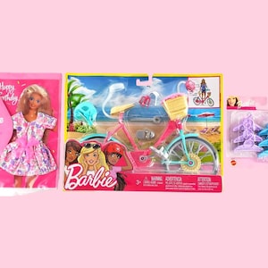Petits cintres Barbie vintage, carte d'anniversaire avec tenue, vélo Barbie