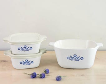 Cazuelas vintage de Corning Ware con diseño de aciano azul.