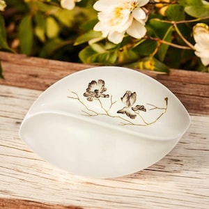 Plat vintage en céramique Carlton Ware avec fleurs de magnolia en relief marron