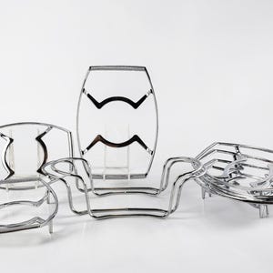 Peut inclure: Ensemble de trois mugs en céramique avec une finition mate et mouchetée. Chaque mug présente une couleur différente : bleu clair, crème et gris. Les mugs ont un design simple et moderne avec une forme arrondie et une anse confortable.