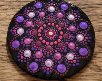 Motif Mandala à pois roses et violets peint à la main sur un aimant rond en toile