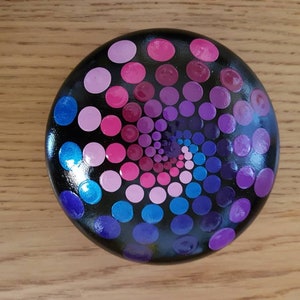 Pintura a mano y decorada moldeada roca/piedra ornamental, en un diseño de punto espiral