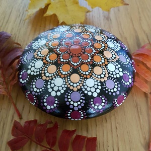 Pintura a mano y decorada moldeada roca ornamental de roca / piedra, en un diseño de punto mandala.